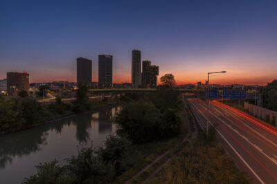 Foto einer Langzeitbelichtung vom Sonnenuntergang, aufgenommen vom Gaswerkssteg in Wien