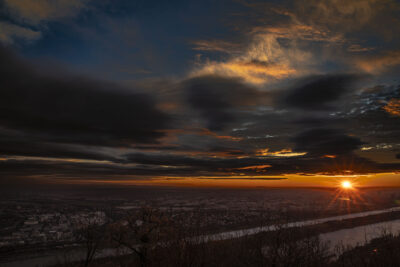 Foto vom Sonnenaufgang am Leopoldsberg mit Blick auf Wien und einem Sonnenstern